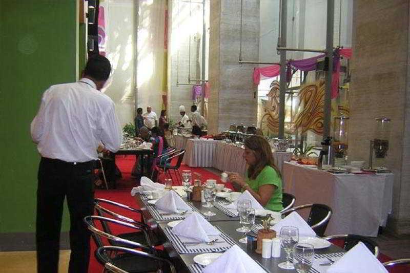 Vits Hotel Пуне Ресторан фото